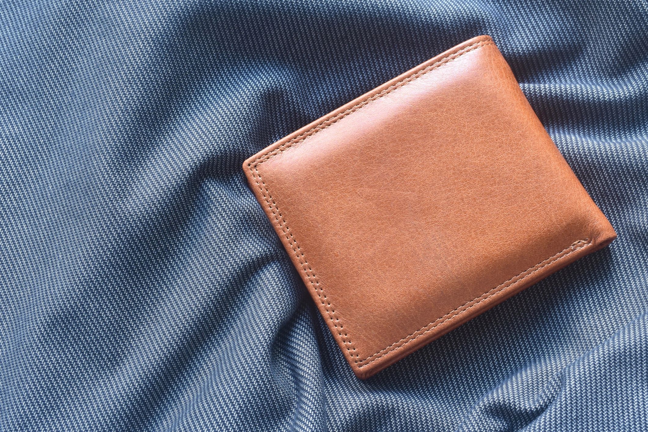 Leather wallet presented in premium packaging